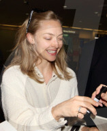 PEOPLE: Amanda Seyfried müde und ungeschminkt in Japan am Flughafen