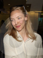 PEOPLE: Amanda Seyfried müde und ungeschminkt in Japan am Flughafen