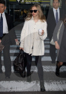 PEOPLE: Amanda Seyfried müde und ungeschminkt in Japan am Flughafen
