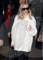 PEOPLE: Amanda Seyfried müde und ungeschminkt in Japan am Flughafen