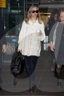 PEOPLE: Amanda Seyfried müde und ungeschminkt in Japan am Flughafen