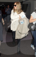 PEOPLE: Amanda Seyfried müde und ungeschminkt in Japan am Flughafen