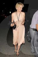 PEOPLE: Sharon Stone stylish unterwegs