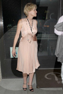 PEOPLE: Sharon Stone stylish unterwegs