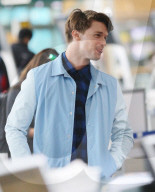 PEOPLE: Bella Thorne mit Patrick Schwarzenegger am Flughafen von Vancouver