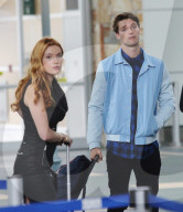 PEOPLE: Bella Thorne mit Patrick Schwarzenegger am Flughafen von Vancouver