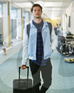 PEOPLE: Bella Thorne mit Patrick Schwarzenegger am Flughafen von Vancouver