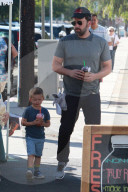 PEOPLE: Ben Affleck mit seinen Kindern am Farmer's Markt