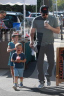 PEOPLE: Ben Affleck mit seinen Kindern am Farmer's Markt