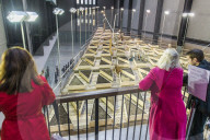 NEWS: London: 'Empty Lot' Ausstellung von Abraham Cruzvillegas in der Tate Modern