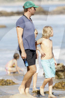 PEOPLE: Chris Martin mit Moses am Beach von Malibu