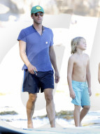 PEOPLE: Chris Martin mit Moses am Beach von Malibu