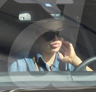 EXKLUSIV: Khloe Kardashian fährt mit aufgepumpten Lippen in Satin-Range Rover
