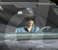 EXKLUSIV: Khloe Kardashian fährt mit aufgepumpten Lippen in Satin-Range Rover