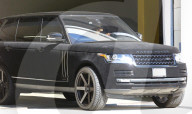 EXKLUSIV: Khloe Kardashian fährt mit aufgepumpten Lippen in Satin-Range Rover