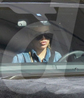 EXKLUSIV: Khloe Kardashian fährt mit aufgepumpten Lippen in Satin-Range Rover