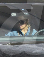 EXKLUSIV: Khloe Kardashian fährt mit aufgepumpten Lippen in Satin-Range Rover