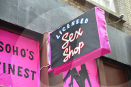 FEATURE: Die Künstlerin Lucy Sparrow erzeugte einen Filz-Sexshop in London