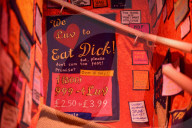 FEATURE: Die Künstlerin Lucy Sparrow erzeugte einen Filz-Sexshop in London