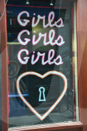 FEATURE: Die Künstlerin Lucy Sparrow erzeugte einen Filz-Sexshop in London