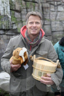PEOPLE: Jörg Pilawa tauft im Hamburger Zoo das  Walrossbaby Loki