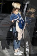 PEOPLE: Gwen Stefani mit ihrem herzigen Sohn Apollo am JFK Flughafen in New York