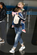 PEOPLE: Gwen Stefani mit ihrem herzigen Sohn Apollo am JFK Flughafen in New York