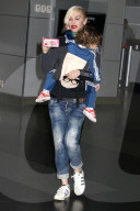PEOPLE: Gwen Stefani mit ihrem herzigen Sohn Apollo am JFK Flughafen in New York