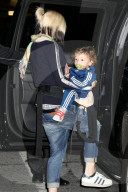 PEOPLE: Gwen Stefani mit ihrem herzigen Sohn Apollo am JFK Flughafen in New York