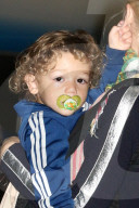 PEOPLE: Gwen Stefani mit ihrem herzigen Sohn Apollo am JFK Flughafen in New York