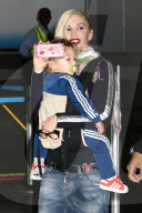 PEOPLE: Gwen Stefani mit ihrem herzigen Sohn Apollo am JFK Flughafen in New York