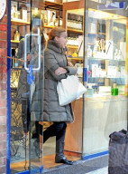 EXKLUSIV: Sah schon frischer aus: Kylie Minogue unterwegs in London