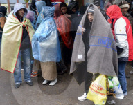 NEWS: Berlin: Flüchtling warten bei Regen und Kälte vor dem "LaGeSo" in Berlin