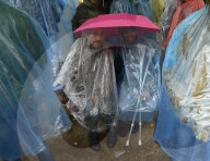 NEWS: Berlin: Flüchtling warten bei Regen und Kälte vor dem "LaGeSo" in Berlin