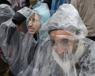 NEWS: Berlin: Flüchtling warten bei Regen und Kälte vor dem "LaGeSo" in Berlin