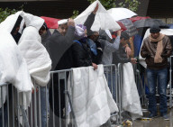 NEWS: Berlin: Flüchtling warten bei Regen und Kälte vor dem "LaGeSo" in Berlin