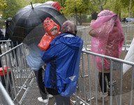 NEWS: Berlin: Flüchtling warten bei Regen und Kälte vor dem "LaGeSo" in Berlin
