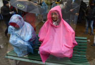 NEWS: Berlin: Flüchtling warten bei Regen und Kälte vor dem "LaGeSo" in Berlin