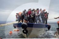 NEWS: Flüchtlingskrise: Menschen landen auf Lesbos
