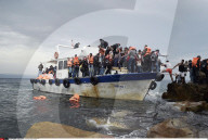NEWS: Flüchtlingskrise: Menschen landen auf Lesbos