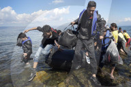 NEWS: Flüchtlingskrise: Menschen landen auf Lesbos