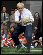NEWS: Boris Johnson zeigt Körpereinsatz auf seiner Japan-Tour