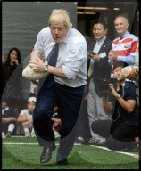 NEWS: Boris Johnson zeigt Körpereinsatz auf seiner Japan-Tour