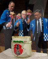 NEWS: Boris Johnson zeigt Körpereinsatz auf seiner Japan-Tour