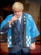 NEWS: Boris Johnson zeigt Körpereinsatz auf seiner Japan-Tour