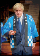 NEWS: Boris Johnson zeigt Körpereinsatz auf seiner Japan-Tour