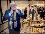 NEWS: Boris Johnson zeigt Körpereinsatz auf seiner Japan-Tour