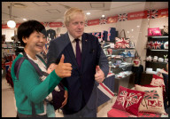NEWS: Boris Johnson zeigt KÃ¶rpereinsatz auf seiner Japan-Tour