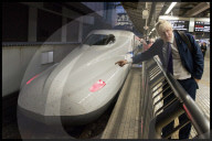 NEWS: Boris Johnson zeigt Körpereinsatz auf seiner Japan-Tour