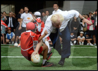 NEWS: Boris Johnson zeigt KÃ¶rpereinsatz auf seiner Japan-Tour